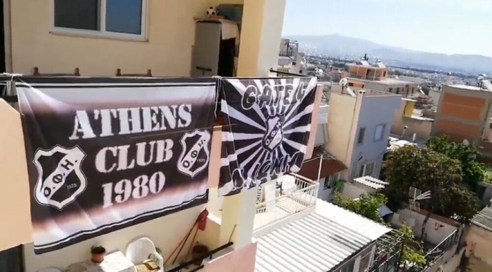 Το ασπρόμαυρο μπαλκόνι της Αθήνας (video)