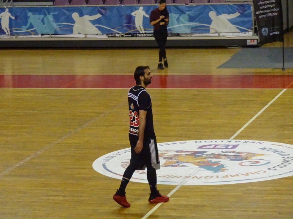 Georgios Samaras playing basketball (video)